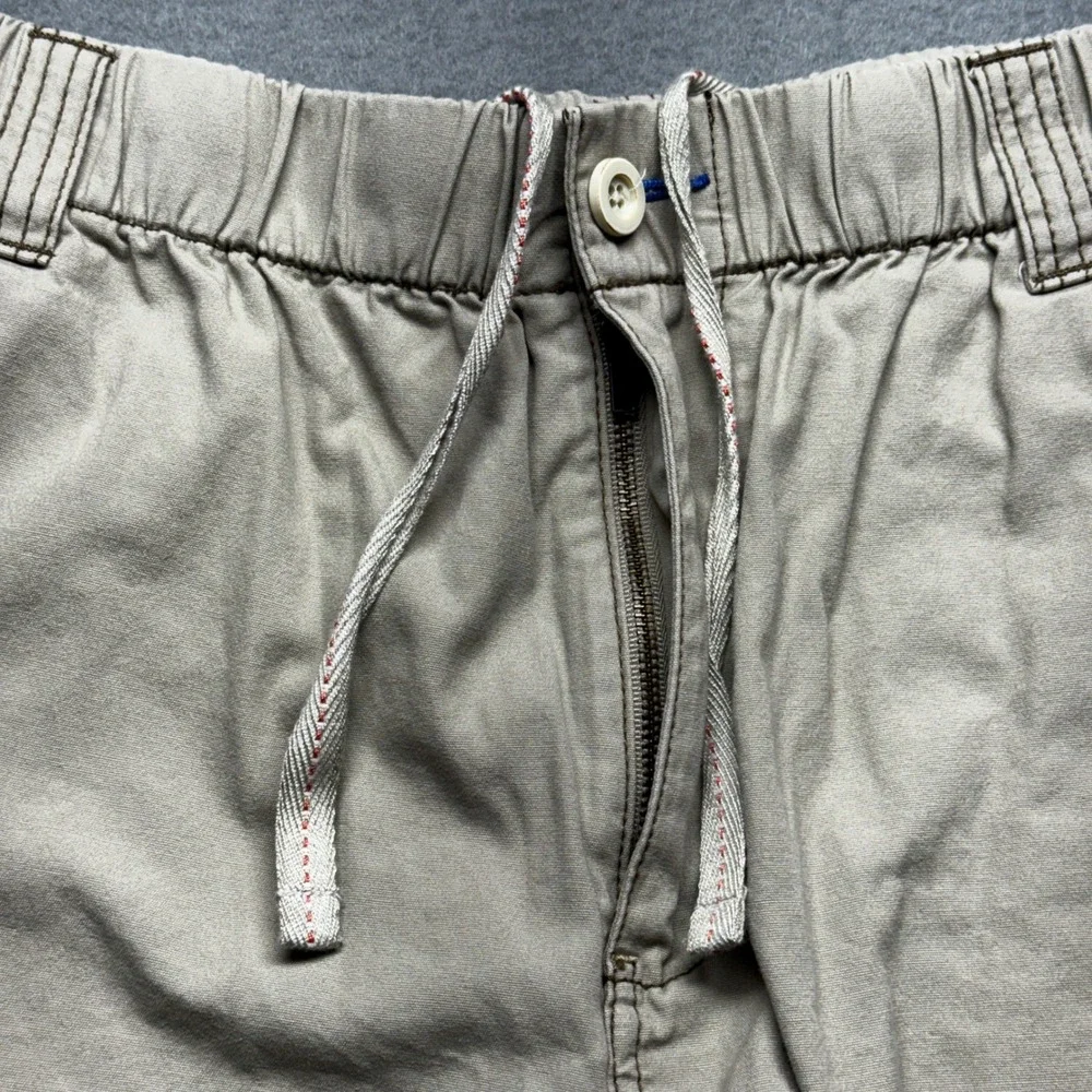 Tommy Bahama Relax Men Medium Khaki Cargo Shorts Elastic Waist Cotton Drawstring